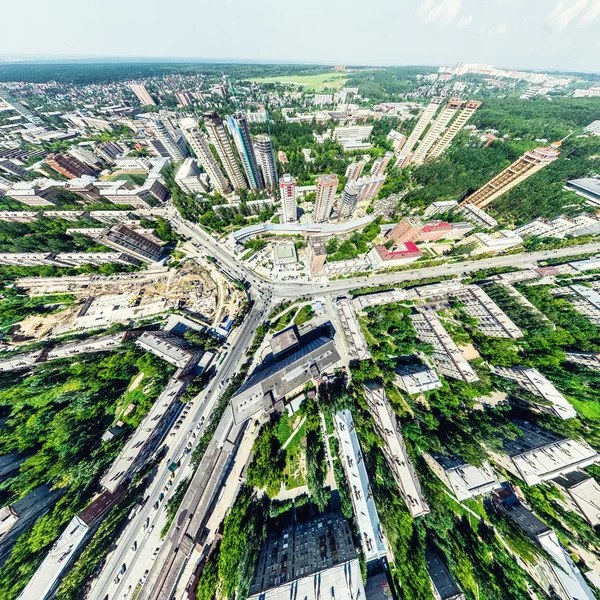 Vista aérea da cidade com encruzilhada e estradas, casas, edifícios, parques e estacionamentos. Verão ensolarado imagem panorâmica — Fotografia de Stock