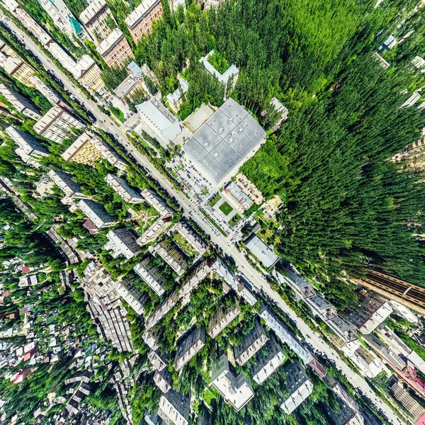 Vista aerea sulla città con crocevia e strade, case, edifici, parchi e parcheggi. Estate soleggiata immagine panoramica — Foto Stock