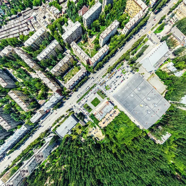 Vista aérea de la ciudad con encrucijadas y caminos, casas, edificios, parques y estacionamientos. Imagen panorámica soleada de verano —  Fotos de Stock