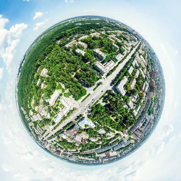 Uitzicht op de stad vanuit de lucht met kruispunten en wegen, huizen, gebouwen, parken en parkeerplaatsen. Zonnige zomer panoramisch beeld — Stockfoto