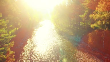 Havadan Uhd 4k görünümü. Taze dağ nehir üzerinde uçuş. Dikey yatay tilt hareketi olarak.