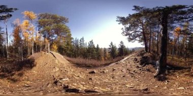 4k Sonbahar zaman bir güzel dağ sahnenin 360 Vr sanal gerçeklik. Vahşi Rus dağlar ve turist adam.