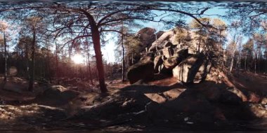 4K 360 VR sonbahar zamanındaki güzel bir dağ manzarasının sanal gerçekliği. Vahşi Sibirya Dağları.