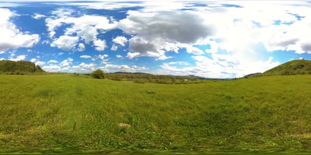 360 VR di un bellissimo timelapse prato di montagna in estate o in autunno. Nuvole, erba verde e raggi del sole. — Video Stock