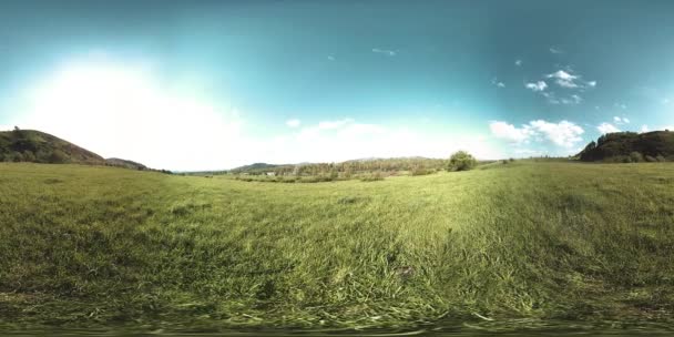 360 VR de um belo cume do prado da montanha no verão ou no outono. Nuvens, relva verde e raios solares. — Vídeo de Stock