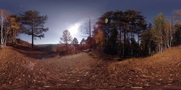 4k 360 Vr virtuális valóság, egy gyönyörű hegyi táj, az őszi időben. Vadon élő orosz hegyek és turisztikai ember. — Stock videók