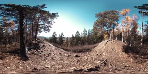 4K 360 VR Realidade virtual de uma bela cena de montanha no outono. Selvagens montanhas russas e homem turístico . — Vídeo de Stock