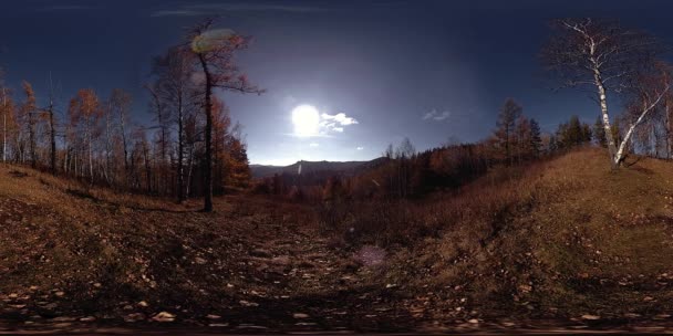 Realtà virtuale 4K 360 VR di una bellissima scena di montagna in autunno. Montagne russe selvagge . — Video Stock