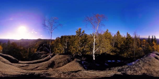 Wirtualna rzeczywistość 4K 360 VR pięknej sceny górskiej jesienią. Dzikie góry Syberyjskie. — Wideo stockowe