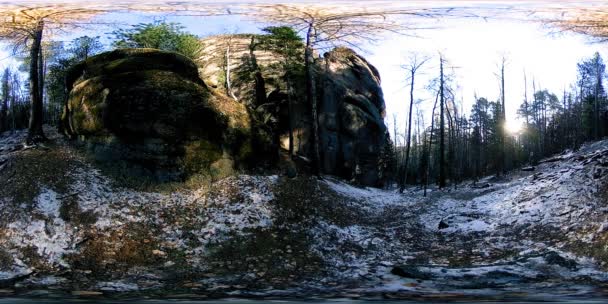 4K 360 VR Realidade virtual de uma bela cena de montanha no outono. Montanhas siberianas selvagens. — Vídeo de Stock