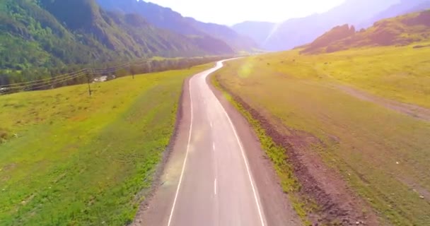 Політ над гірським асфальтом шосе і луг — стокове відео