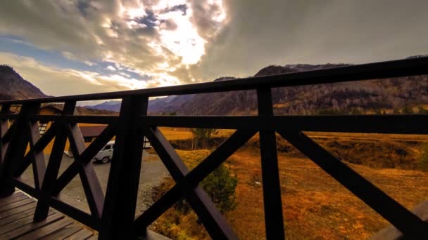 Timelapse fából készült kerítés magas teraszon hegyvidéki táj felhők. Vízszintes csúszómozgás — Stock videók