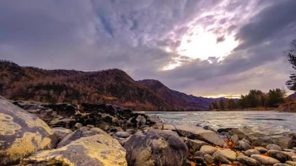 Tiro de lapso de tiempo de un río cerca del bosque de montaña. Grandes rocas y veladas de nubes rápidas. Movimiento deslizante horizontal — Vídeos de Stock