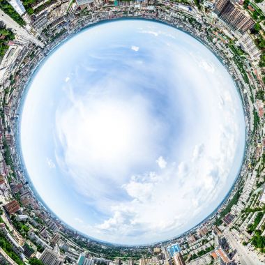 Kesişen yollar, evler, binalar, parklar ve otoparklar olan havacılık şehri manzarası. Güneşli yaz panoramik resmi