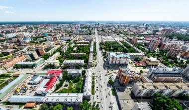 Kesişen yollar, evler, binalar, parklar ve otoparklar olan havacılık şehri manzarası. Güneşli yaz panoramik resmi