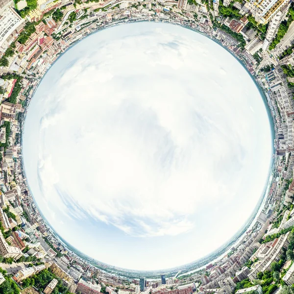 Vue aérienne de la ville avec carrefour et routes, maisons, bâtiments, parcs et parkings. Image panoramique ensoleillée d'été — Photo