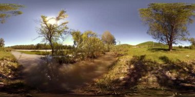 UHD 4K 360 VR Bir nehrin Sanal Gerçekliği güzel dağ ormanlarında kayaların üzerinden akıyor