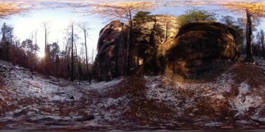 4K 360 VR sonbahar zamanındaki güzel bir dağ manzarasının sanal gerçekliği. Vahşi Sibirya Dağları.