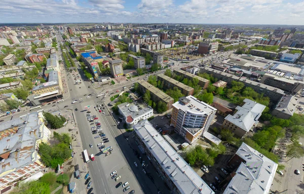 Vista aérea de la ciudad con encrucijadas y caminos, alberga edificios. Disparo de helicóptero. Imagen panorámica. — Foto de Stock