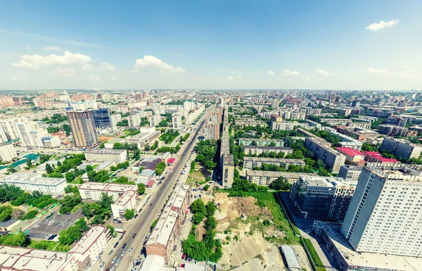 Вид на повітряне місто. Міський пейзаж. Коптер стріляв. Панорамне зображення . — стокове фото