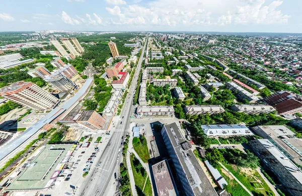Flygfoto med vägskäl och vägar, hus, byggnader, parker och parkeringsplatser. Solig sommar panoramabild — Stockfoto