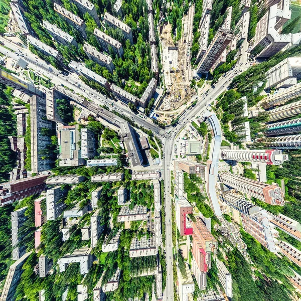 Luftaufnahme der Stadt mit Kreuzungen und Straßen, Häusern, Gebäuden, Parks und Parkplätzen. Sonniges Sommerpanorama — Stockfoto