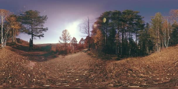 Realidad virtual de 4K 360 VR de una hermosa escena de montaña en otoño. Montañas rusas salvajes y hombre turístico . — Vídeo de stock