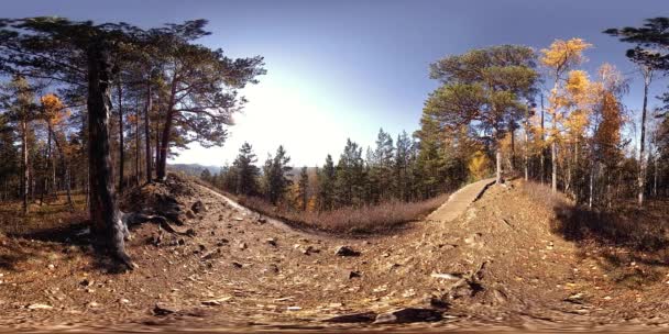 4k 360 rzeczywistość wirtualna Vr sceny pięknej górskiej w czasie jesieni. Dzikie góry rosyjski i turystycznych człowieka. — Wideo stockowe