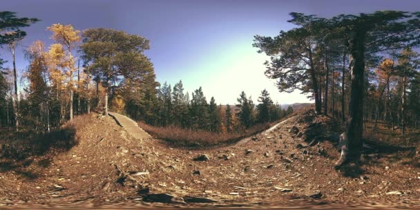4k 360 Vr virtual Reality van een prachtige berg scène bij de herfst. Wild Russische bergen en toeristische man. — Stockvideo