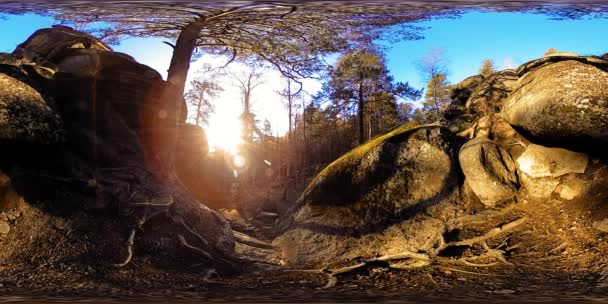 4K 360 VR Réalité virtuelle d'une belle scène de montagne à l'automne. Montagnes sauvages de Sibérie. — Video