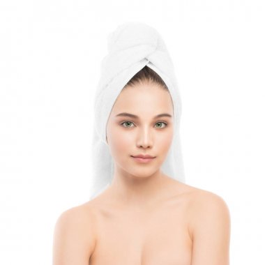 Bankacı Charlie'yle ve havlu başında güzel genç esmer kadın. İzole.