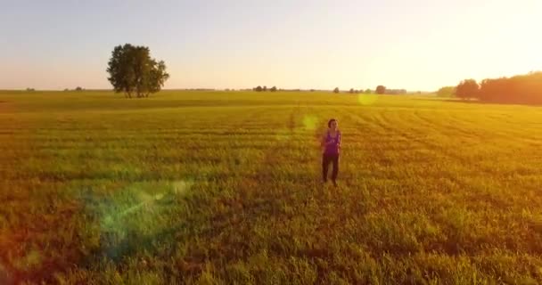 Lage hoogte drone vlucht voor sportieve vrouw op perfecte asfaltweg — Stockvideo