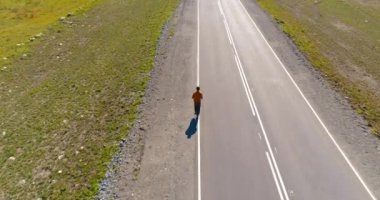 Mükemmel asfalt yolda sporcunun önünde alçak irtifa uçuşu.