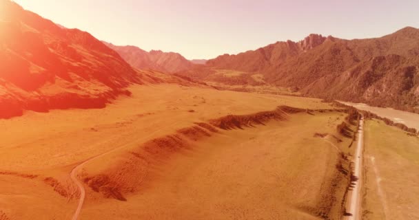 日当たりの良い夏の朝に空中農村部の山岳道路や牧草地。アスファルトハイウェイと川. — ストック動画