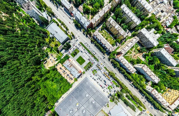 Uitzicht op de stad vanuit de lucht met kruispunten en wegen, huizen, gebouwen, parken en parkeerplaatsen. Zonnige zomer panoramisch beeld — Stockfoto