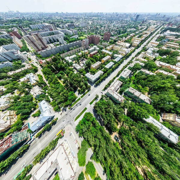 Luftaufnahme der Stadt mit Kreuzungen und Straßen, Häusern, Gebäuden, Parks und Parkplätzen. Sonniges Sommerpanorama — Stockfoto