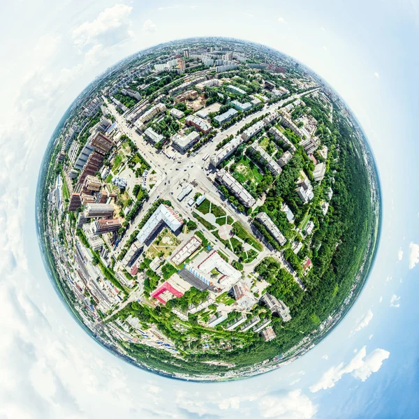 Uitzicht op de stad vanuit de lucht met kruispunten en wegen, huizen, gebouwen, parken en parkeerplaatsen. Zonnige zomer panoramisch beeld — Stockfoto