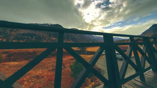 Timelapse di recinzione in legno sulla terrazza alta a paesaggio di montagna con nuvole. Movimento cursore orizzontale — Video Stock