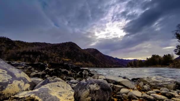 강 산 숲 근처의 시간 경과 쐈 어. 거 대 한 바위와 빠른 구름 movenings 가로 슬라이더 움직임 — 비디오