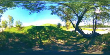 UHD 4K 360 VR Bir nehrin Sanal Gerçekliği güzel dağ ormanlarında kayaların üzerinden akıyor