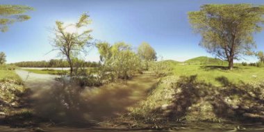 UHD 4K 360 VR Bir nehrin Sanal Gerçekliği güzel dağ ormanlarında kayaların üzerinden akıyor