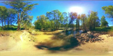 UHD 4K 360 VR Bir nehrin Sanal Gerçekliği güzel dağ ormanlarında kayaların üzerinden akıyor