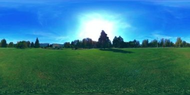 Bir şehir parkının UHD 4K 360 VR Sanal Gerçekliği. Sonbaharda ya da yaz gününde ağaçlar ve yeşil çimenler