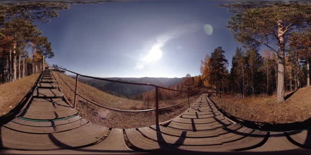 4k 360 Vr εικονική πραγματικότητα μιας σκηνής όμορφα ορεινά κατά το φθινόπωρο. Άγρια βουνά της Ρωσίας. — Αρχείο Βίντεο