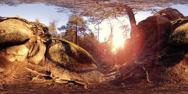 4K 360 VR Réalité virtuelle d'une belle scène de montagne à l'automne. Montagnes sauvages de Sibérie. — Video