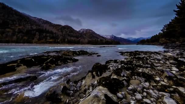 Tiro de lapso de tiempo de un río cerca del bosque de montaña. Grandes rocas y veladas de nubes rápidas. — Vídeos de Stock