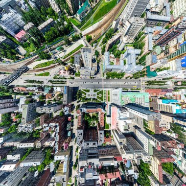 Kesişen yollar, evler, binalar, parklar ve otoparklar olan havacılık şehri manzarası. Güneşli yaz panoramik resmi