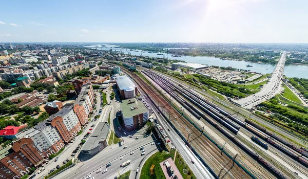 Vista aérea de la ciudad con carreteras, casas y edificios. — Foto de Stock