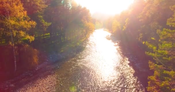 Luftaufnahme uhd 4k. Flug über frischen Gebirgsfluss. vertikale bis horizontale Kippbewegung. — Stockvideo