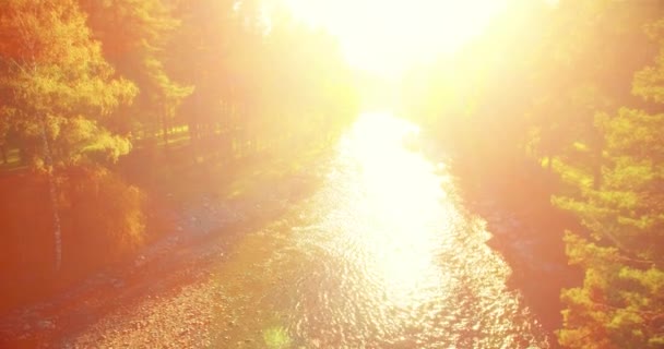 Luchtfoto van de Uhd 4k. Vlucht over de rivier van de frisse berglucht. Verticale naar horizontale tilt beweging. — Stockvideo